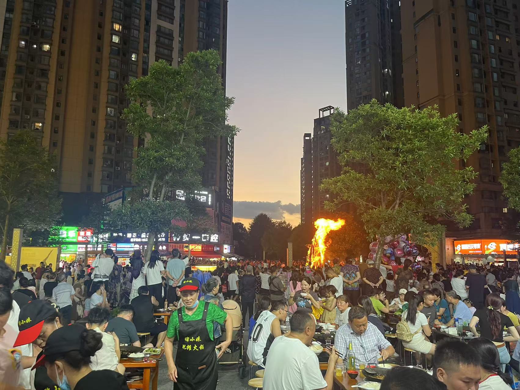 金阳新世界步行街120平有外摆区餐饮店转让